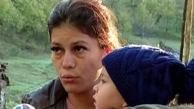 VIDEO Drumul greu spre educație în Dâmbovița. Povestea a doi copii care străbat noroiul zilnic pentru școală